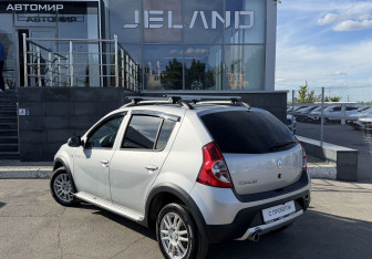 Подержанный автомобиль Renault Sandero 2013 года (7 фото)