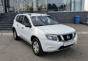 Подержанный автомобиль Nissan Terrano 2014 года (3 фото)