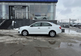 Подержанный автомобиль Skoda Rapid Liftback 2017 года (8 фото)