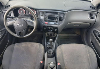 Подержанный автомобиль Kia Rio Sedan 2011 года (10 фото)