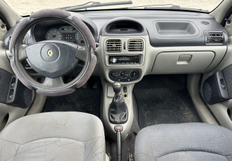 Подержанный автомобиль Renault Symbol 2005 года (10 фото)
