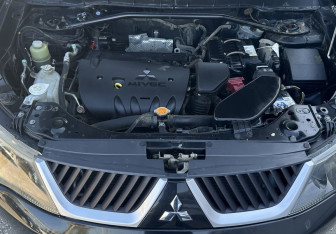 Подержанный автомобиль Mitsubishi Outlander 2008 года (13 фото)