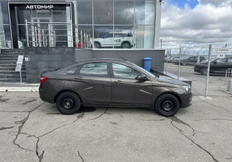 Подержанный автомобиль LADA (ВАЗ) Vesta Sedan 2019 года (4 фото)