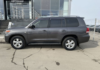 Подержанный автомобиль Toyota Land Cruiser Suv 2011 года (8 фото)