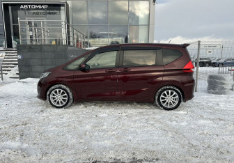 Подержанный автомобиль Honda Freed 2017 года (8 фото)