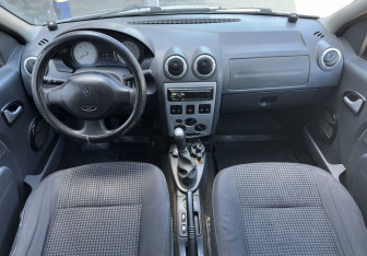 Подержанный автомобиль Renault Logan Sedan 2008 года (10 фото)
