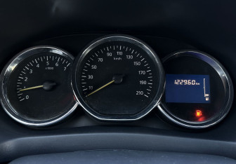 Подержанный автомобиль Renault Logan Sedan 2015 года (9 фото)