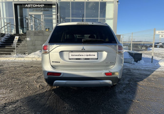 Подержанный автомобиль Mitsubishi Outlander 2012 года (6 фото)