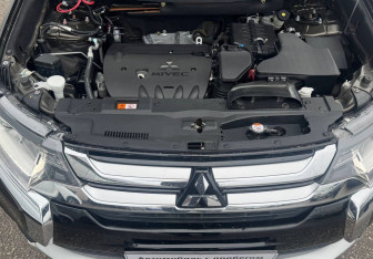 Подержанный автомобиль Mitsubishi Outlander 2018 года (13 фото)