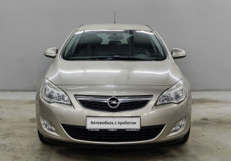 Подержанный автомобиль Opel Astra Hatchback 2011 года (2 фото)
