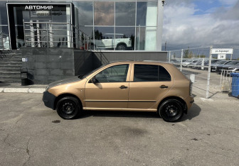 Подержанный автомобиль Skoda Fabia Hatchback 2001 года (8 фото)