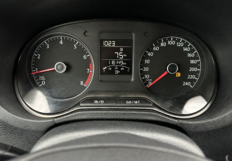 Подержанный автомобиль Volkswagen Polo Sedan 2015 года (9 фото)