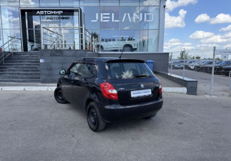 Подержанный автомобиль Skoda Fabia Hatchback 2008 года (7 фото)
