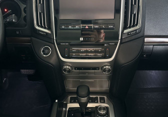 Подержанный автомобиль Toyota Land Cruiser Suv 2015 года (11 фото)