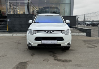 Подержанный автомобиль Mitsubishi Outlander 2012 года (2 фото)