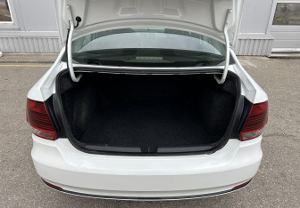 Подержанный автомобиль Volkswagen Polo Sedan 2015 года (15 фото)