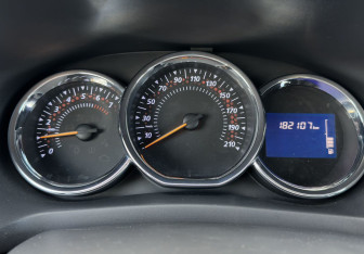 Подержанный автомобиль Renault Sandero 2017 года (9 фото)