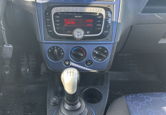 Подержанный автомобиль Ford Fiesta Hatchback 2007 года (18 фото)