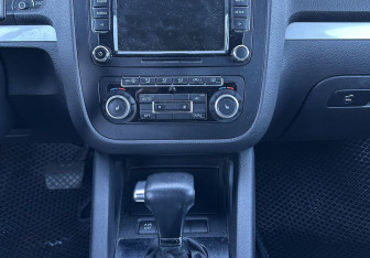 Подержанный автомобиль Volkswagen Jetta Sedan 2009 года (11 фото)