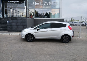 Подержанный автомобиль Ford Fiesta Hatchback 2010 года (8 фото)