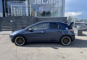 Подержанный автомобиль Honda Civic Hatchback 2008 года (8 фото)