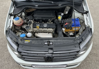 Подержанный автомобиль Volkswagen Polo Sedan 2015 года (13 фото)