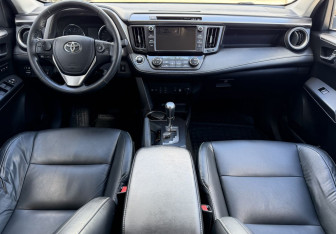 Подержанный автомобиль Toyota RAV4 2017 года (10 фото)