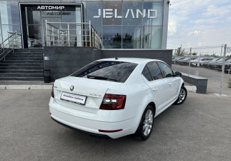 Подержанный автомобиль Skoda Octavia Liftback 2020 года (5 фото)