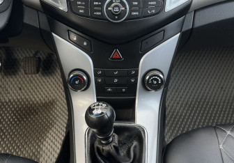 Подержанный автомобиль Chevrolet Cruze Hatchback 2013 года (11 фото)