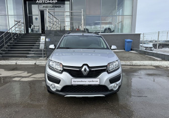Подержанный автомобиль Renault Sandero 2015 года (2 фото)