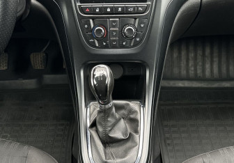 Подержанный автомобиль Opel Astra Hatchback 2013 года (11 фото)