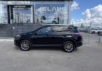 Подержанный автомобиль Toyota RAV4 2017 года (8 фото)