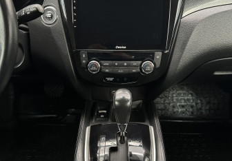 Подержанный автомобиль Nissan X-Trail 2016 года (11 фото)