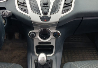 Подержанный автомобиль Ford Fiesta Hatchback 2010 года (11 фото)