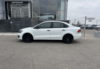 Подержанный автомобиль Volkswagen Polo Sedan 2015 года (8 фото)