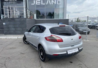 Подержанный автомобиль Renault Megane Hatchback 2010 года (7 фото)