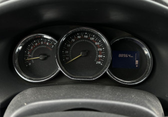 Подержанный автомобиль Renault Sandero 2015 года (9 фото)