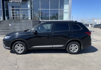 Подержанный автомобиль Mitsubishi Outlander 2021 года (8 фото)