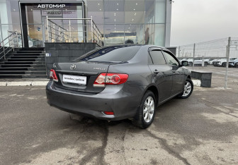 Подержанный автомобиль Toyota Corolla Sedan 2012 года (5 фото)