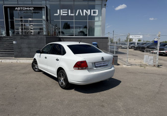 Подержанный автомобиль Volkswagen Polo Sedan 2014 года (7 фото)