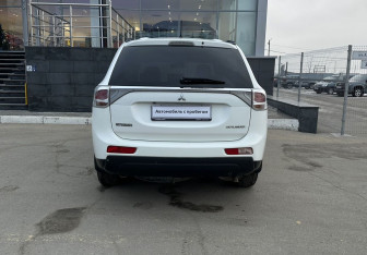 Подержанный автомобиль Mitsubishi Outlander 2012 года (6 фото)