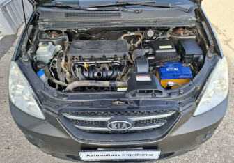Подержанный автомобиль Kia Carens 2010 года (13 фото)