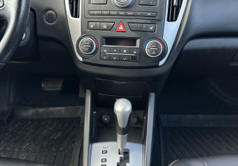 Подержанный автомобиль Kia Ceed Hatchback 2012 года (11 фото)