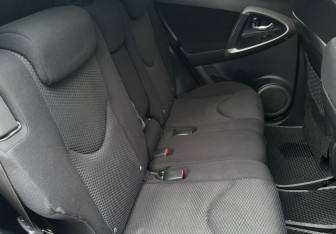 Подержанный автомобиль Toyota RAV4 2006 года (12 фото)