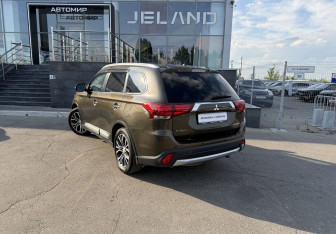 Подержанный автомобиль Mitsubishi Outlander 2015 года (7 фото)