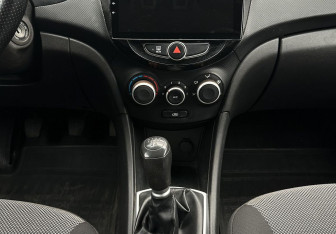 Подержанный автомобиль Hyundai Solaris Sedan 2011 года (11 фото)