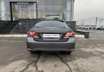 Подержанный автомобиль Toyota Corolla Sedan 2012 года (6 фото)