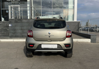 Подержанный автомобиль Renault Sandero 2017 года (6 фото)