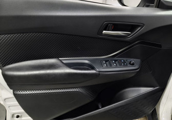 Подержанный автомобиль Toyota C-HR 2018 года (17 фото)