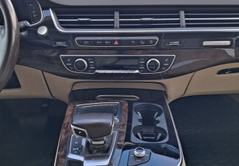 Подержанный автомобиль Audi Q7 2015 года (11 фото)